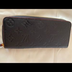 Excellent condition Navy Blue Louis Vuitton Clemence wallet.